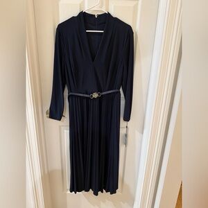 Tommy Hilfiger career navy blue dress size 16
Pleated skirt with belt